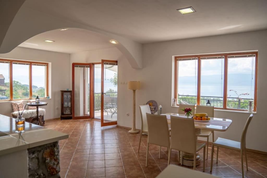 Апартамент Casa Farmak - 4 Bedroom Lux With Infinity Pool & View Охрид